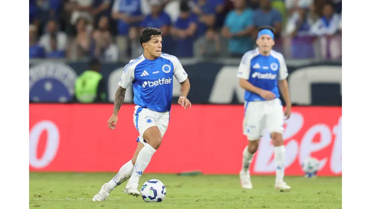MG - BELO HORIZONTE - 04/05/2025 - BRASILEIRO A 2025, CRUZEIRO X FLAMENGO - Lucas Romero jogador do Cruzeiro durante partida contra o Flamengo no estadio Mineirao pelo campeonato Brasileiro A 2025. Foto: Gilson Lobo/AGIF