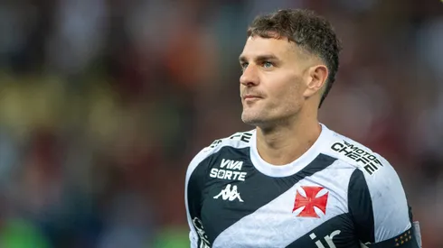 Vegetti, jogador do Vasco, durante partida contra o Flamengo, pelo Brasileirão Betano. Foto: Thiago Ribeiro/AGIF.