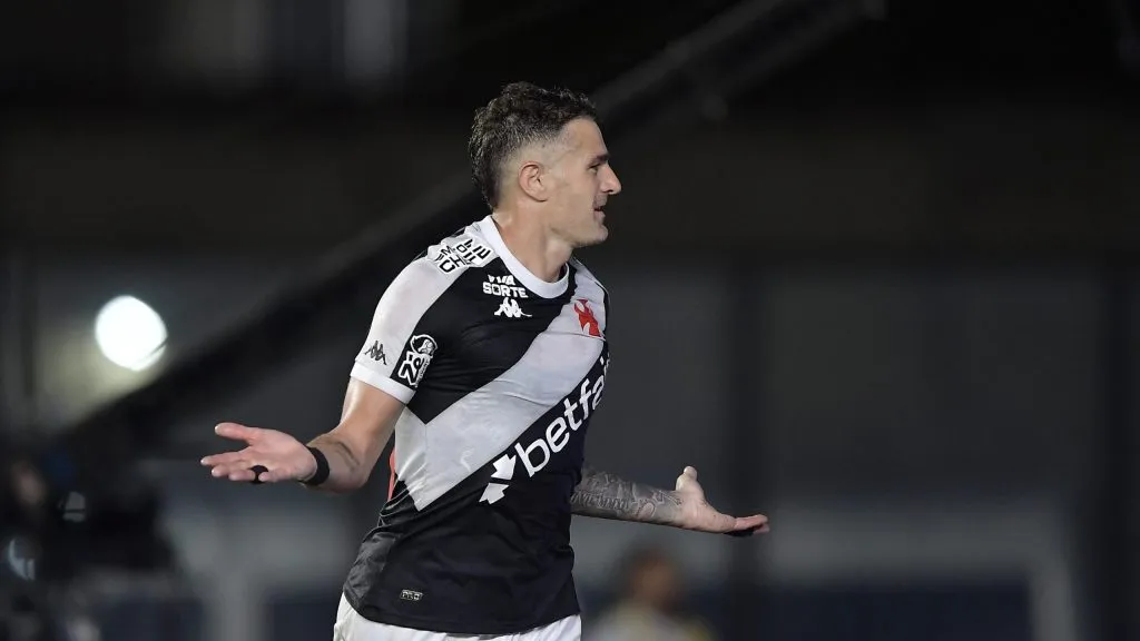 Vegetti celebra tento feito diante do Fortaleza. Foto: Thiago Ribeiro/AGIF.