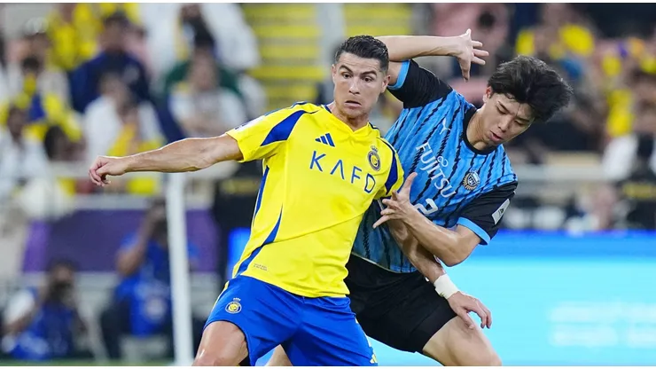 Cristiano Ronaldo com a bola em partida pelo Al-Nassr. Foto: Newscom / Alamy Stock Photo