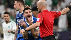 Aleksandar Mitrovic reclama com a arbitragem. Foto: Associated Press / Alamy Stock Photo