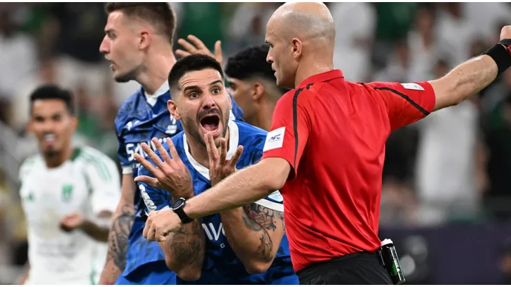 Aleksandar Mitrovic reclama com a arbitragem. Foto: Associated Press / Alamy Stock Photo