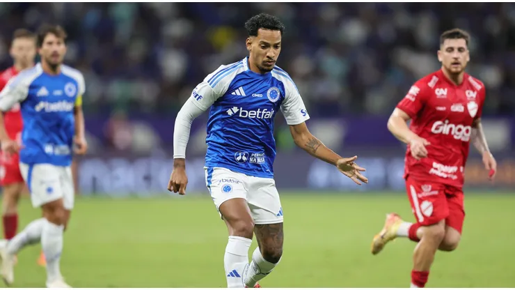Matheus Pereira pelo Cruzeiro em partida diante do Vila Nova. Foto: Sipa US / Alamy Stock Photo