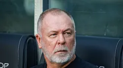 Mano Menezes no banco durante jogo do Imortal.