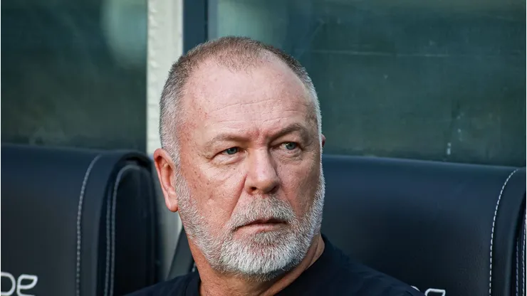 Mano Menezes no banco durante jogo do Imortal.