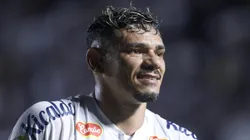 Tiquinho Soares durante partida do Peixe na Vila Belmiro.