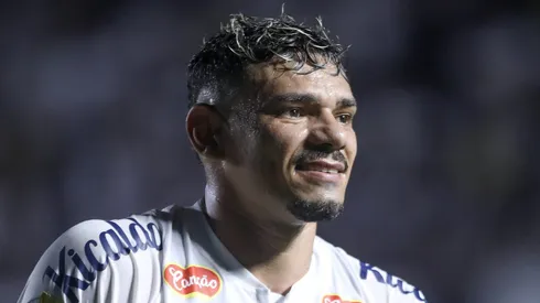 Tiquinho Soares durante partida do Peixe na Vila Belmiro.