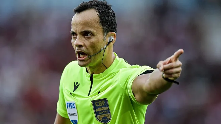 Árbitro Sávio Pereira Sampaio.  Foto: Thiago Ribeiro/AGIF