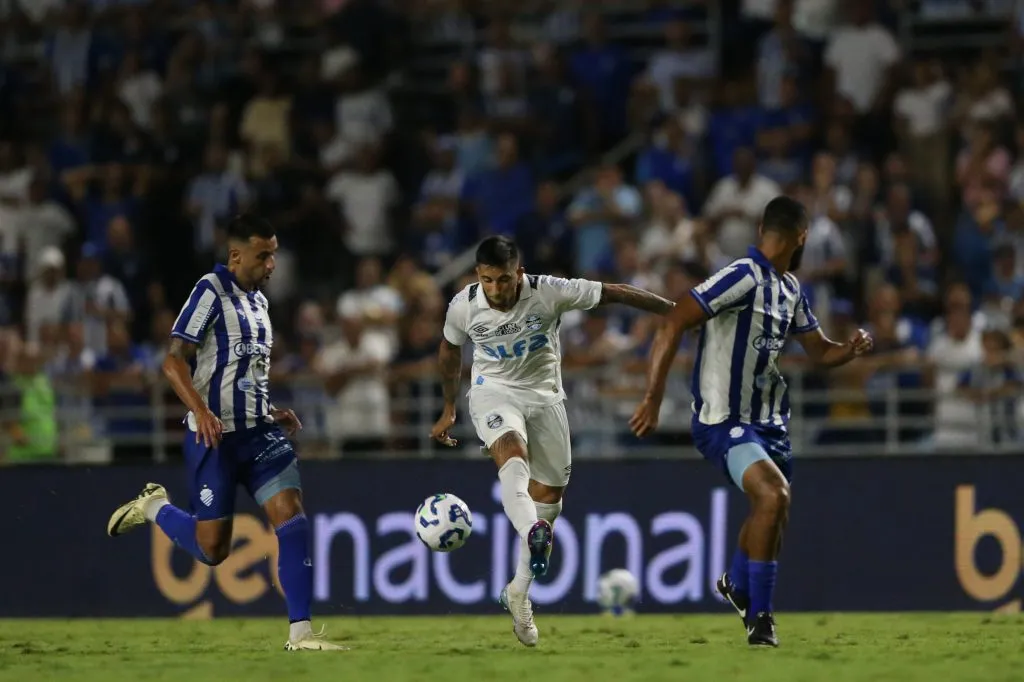 Lance durante a partida entre CSA e Grêmio no Estádio Rei Pele em Maceió – Foto: Marlon Costa/AGIF