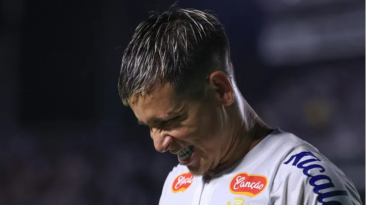 Soteldo voltou a ser baixa por contusão no Santos