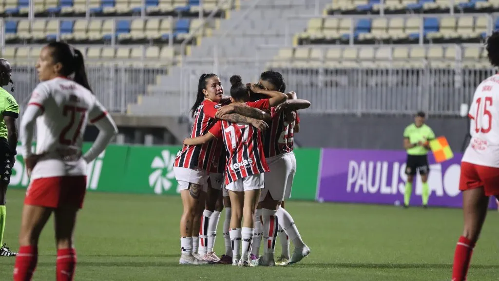 Grupo de jogadoras do São Paulo celebra vitória contra o Bragantino no Paulista Feminino