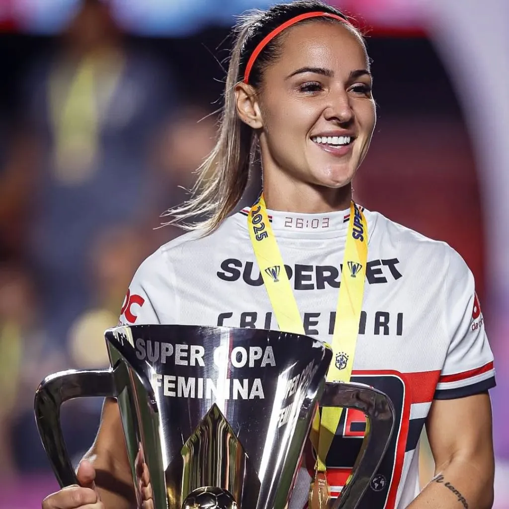 Giovana Crivelari, destaque do São Paulo comemora título da Supercopa Feminina 2025. Foto: Divulgação Redes sociais/São Paulo;@crivelari_gi