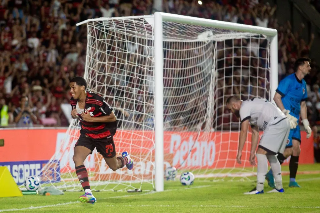 Joshua jogador do Flamengo comemora seu gol durante partida contra o Botafogo-PB – Foto: Thiago Limas/AGIF