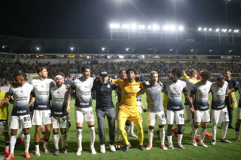 Jogadores do Corinthians comemoram vitória ao final da partida contra o Criciuma no campeonato Brasileiro A 2024 – Foto: Leonardo Hubbe/AGIF