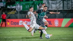 Maranhão jogador do Maringá disputa lance com Rubens jogador do Atlético-MG - Foto: Fernando Teramatsu/AGIF