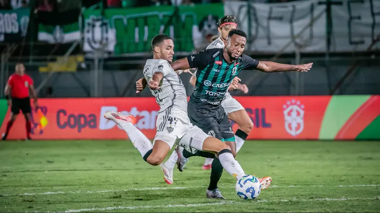 Maranhão jogador do Maringá disputa lance com Rubens jogador do Atlético-MG - Foto: Fernando Teramatsu/AGIF