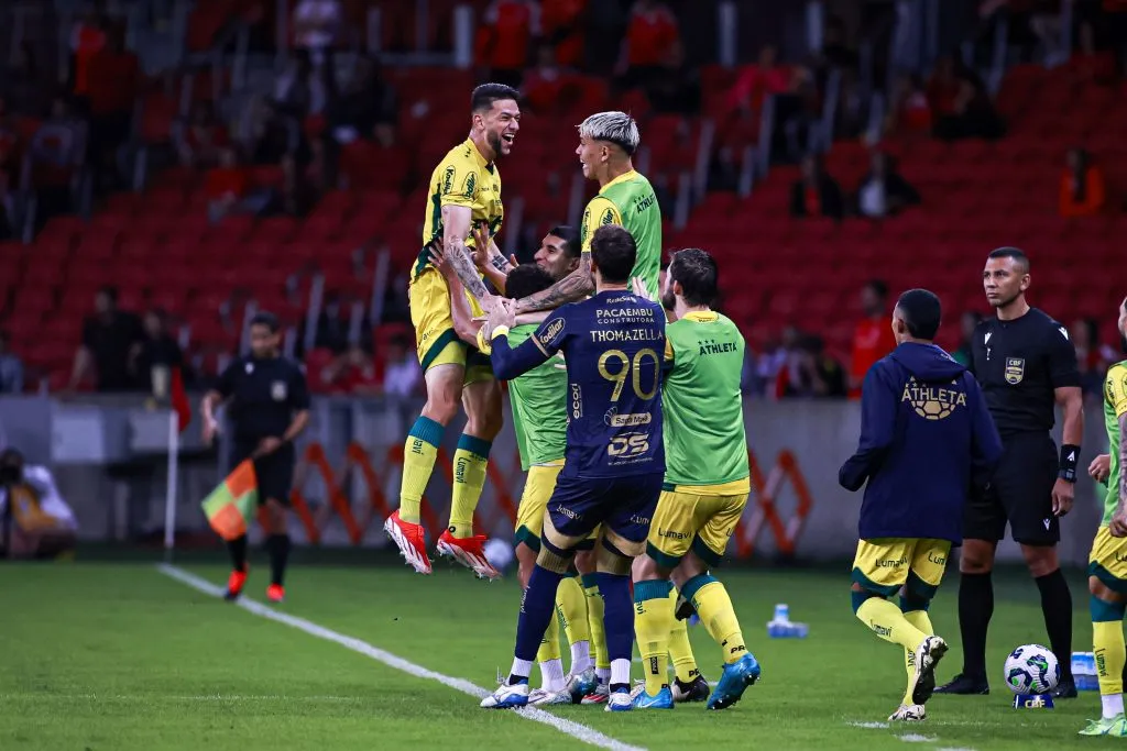 Jemmes, zagueiro do Mirassol comemora seu gol com companheiros de elenco durante partida contra o Internacional no estadio Beira-Rio pelo campeonato Brasileiro A 2025. Foto: Maxi Franzoi/AGIF