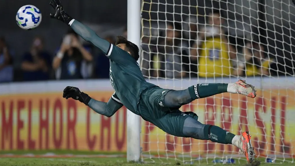 Léo Jardim defendendo pênalti pela Copa Do Brasil 2025. Foto: Thiago Ribeiro/AGIF