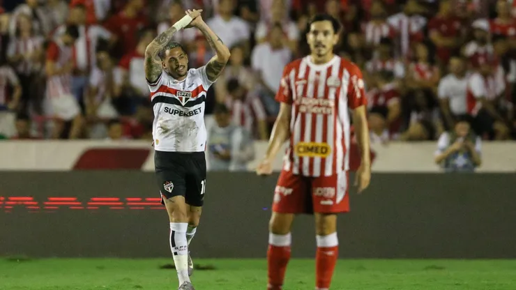 Luciano volta a marcar e São Paulo bate o Náutico por 2 a 1 nos Aflitos.