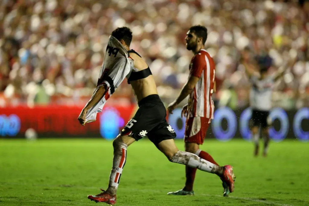 Rodriguinho volta a marcar depois de três anos em vitória sobre o Náutico. Foto: Marlon Costa/AGIF