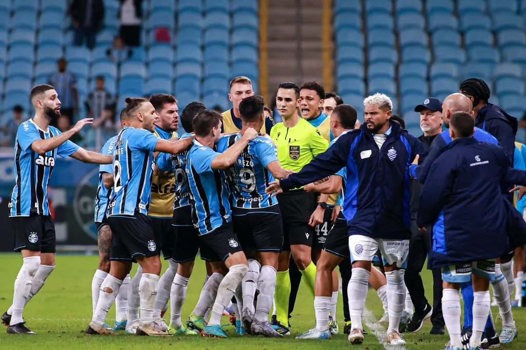 Jogadores do Grêmio se revoltaram com anulação de gol de Aravena. Foto: Maxi Franzoi/AGIF