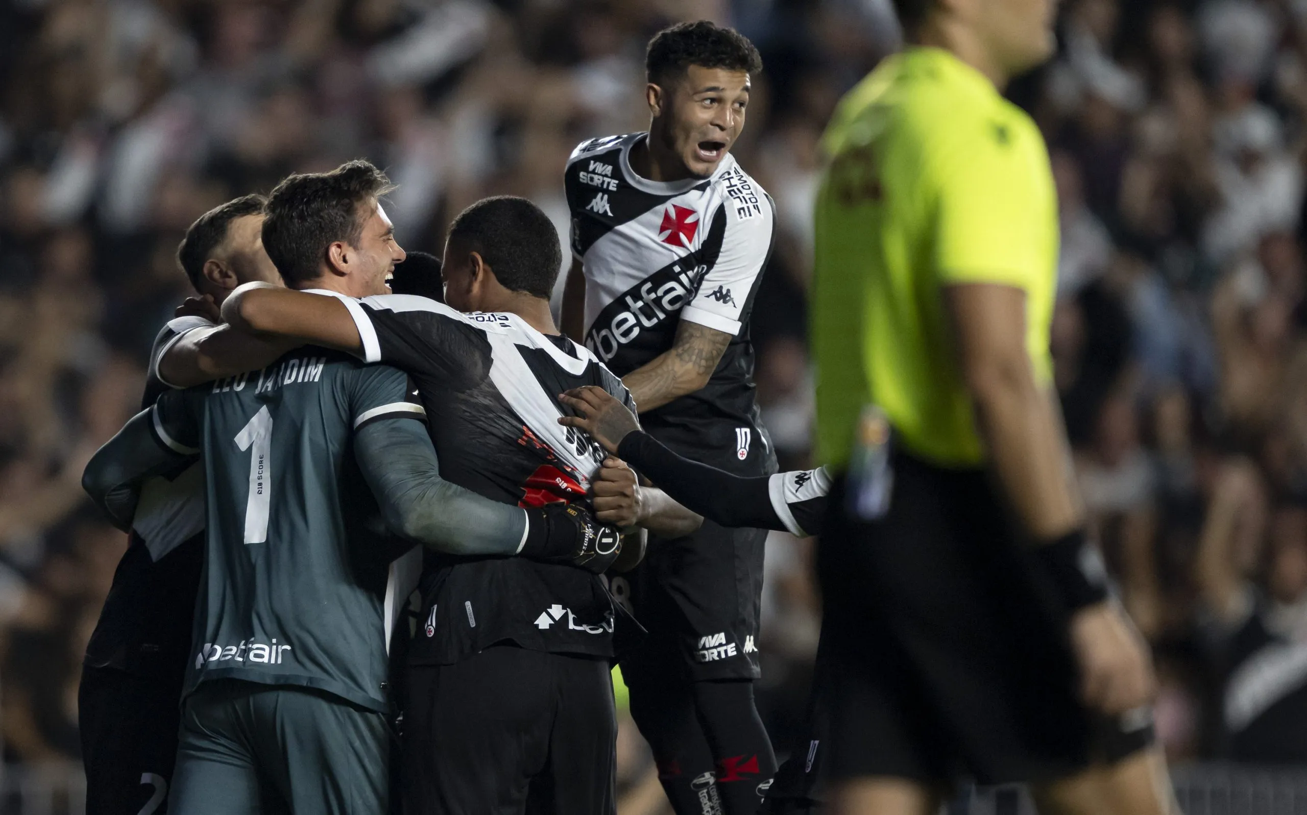 Leo Jardim, goleiro do Vasco comemora vitoria com os companheiros de elenco contra o Operario, em Sao Januario pela Copa Do Brasil 2025. Foto: Jorge Rodrigues/AGIF