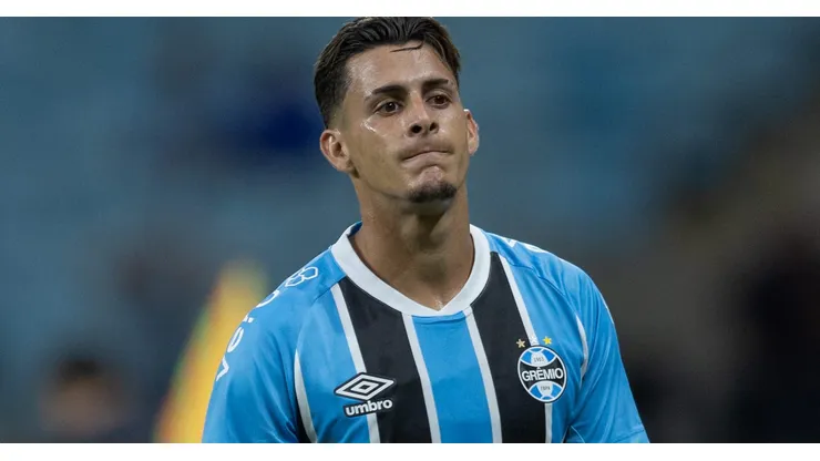 Pavón lamentando durante partida do Grêmio.