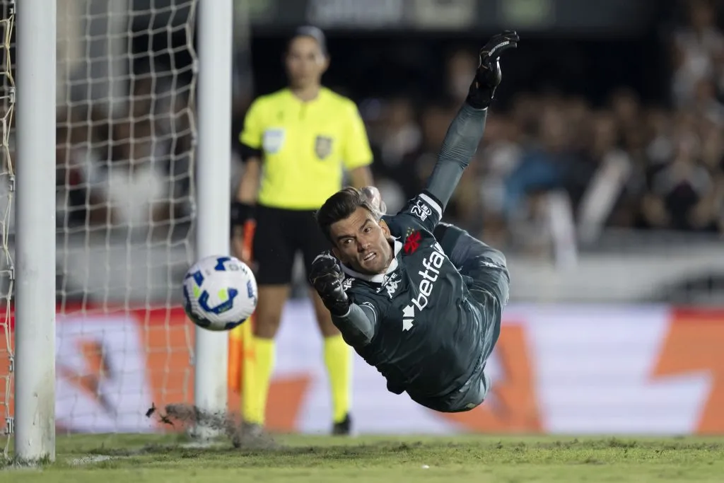 RJ – RIO DE JANEIRO – 20/05/2025 – COPA DO BRASIL 2025, VASCO X OPERARIO – Leo Jardim goleiro do Vasco defende ultimo penalti em decisao durante partida contra o Operario no estadio Sao Januario pelo campeonato Copa Do Brasil 2025.  Foto: Jorge Rodrigues/AGIF