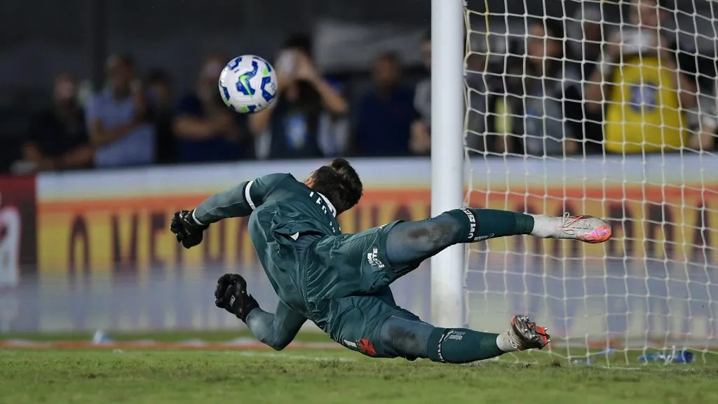 Léo Jardim, herói da classificação do Gigante da Colina. Foto: Thiago Ribeiro/AGIF.