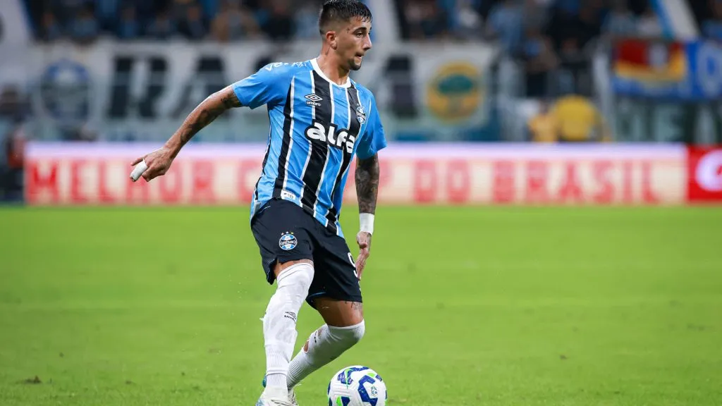 Cristian Olivera em ação pelo Grêmio contra o CSA – Foto: Maxi Franzoi/AGIF