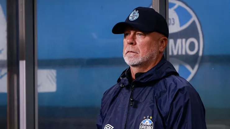 Mano Menezes em ação pelo Grêmio