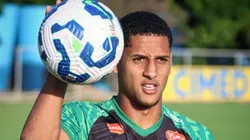 Fernando durante treinamento na Toca da Raposa