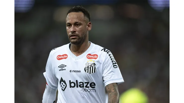 Neymar Jr jogador do Santos durante partida contra o Fluminense no estádio Maracanã pelo campeonato Brasileiro A 2025. Foto: Jorge Rodrigues/AGIF