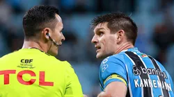 RS - PORTO ALEGRE - 20/05/2025 - COPA DO BRASIL 2025, GREMIO X CSA - Walter Kannemann jogador do Gremio discute com arbitro Matheus Delgado Candancan durante partida no estadio Arena do Gremio pelo campeonato Copa Do Brasil 2025.