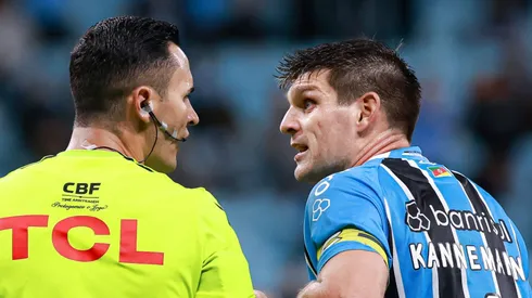 RS - PORTO ALEGRE - 20/05/2025 - COPA DO BRASIL 2025, GREMIO X CSA - Walter Kannemann jogador do Gremio discute com arbitro Matheus Delgado Candancan durante partida no estadio Arena do Gremio pelo campeonato Copa Do Brasil 2025.