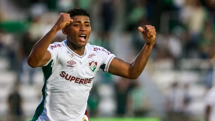 Hércules, jogador do Fluminense, comemora seu gol durante partida contra o Juventude, pelo Brasileirão Betano. Foto: Luiz Erbes/AGIF.