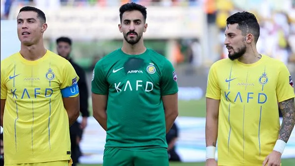 CR7 e Alex Telles antes de partida.. Foto: Yasser Bakhsh/Getty Images