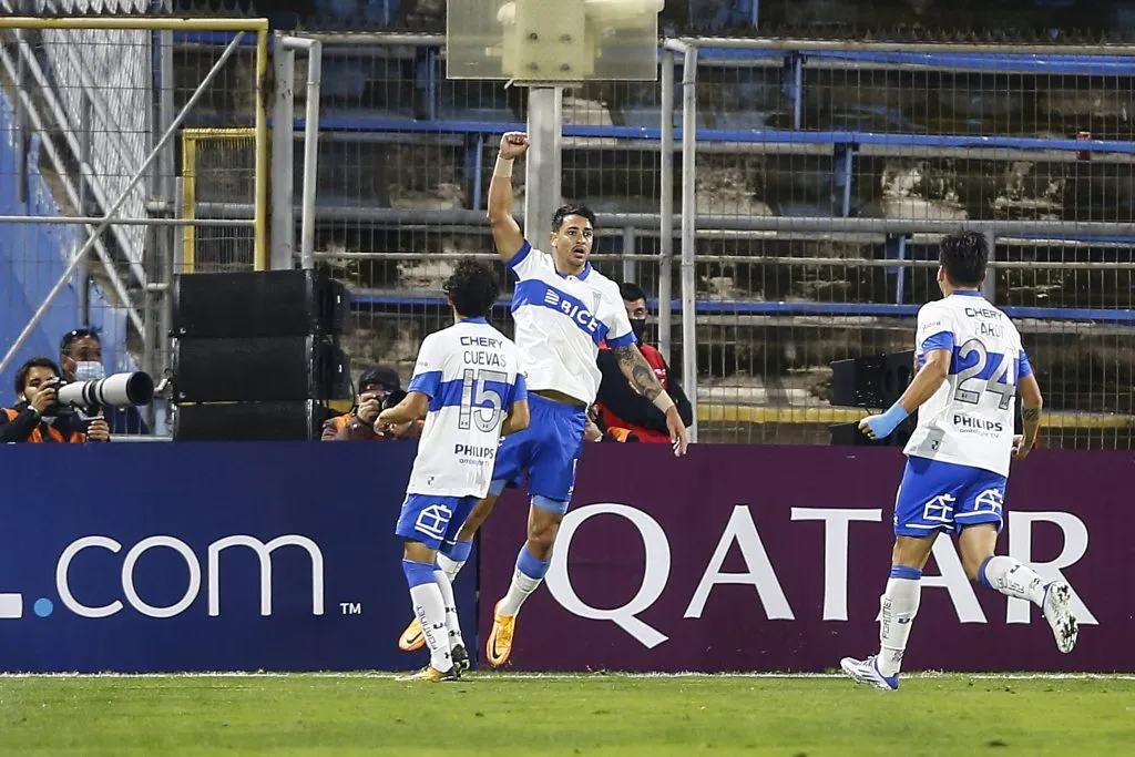 SANTIAGO, CHILE – APRIL 28: Fernando Zampedri of Universidad Catolica and teammates celebrate the first goal of their team scored by an own goal from Mauricio Isla of Flamengo during a match between Universidad Catolica and Flamengo as part of Copa CONMEBOL Libertadores 2022 at Estadio San Carlos de Apoquindo on April 28, 2022 in Santiago, Chile. (Photo by Marcelo Hernandez/Getty Images)