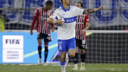 SANTIAGO, CHILE - JUNE 30: Fernando Zampedri of Universidad Catolica takes the ball midfield after scoring the first goal of his team during a match between Universidad Catolica and Sao Paulo as part of Copa CONMEBOL Sudamericana 2022 at Estadio Nacional de Chile on June 30, 2022 in Santiago, Chile. (Photo by Marcelo Hernandez/Getty Images)