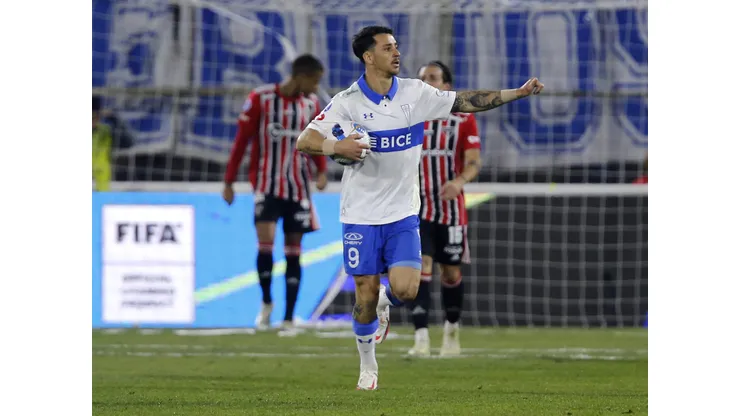 SANTIAGO, CHILE - JUNE 30: Fernando Zampedri of Universidad Catolica takes the ball midfield after scoring the first goal of his team during a match between Universidad Catolica and Sao Paulo as part of Copa CONMEBOL Sudamericana 2022 at Estadio Nacional de Chile on June 30, 2022 in Santiago, Chile. (Photo by Marcelo Hernandez/Getty Images)