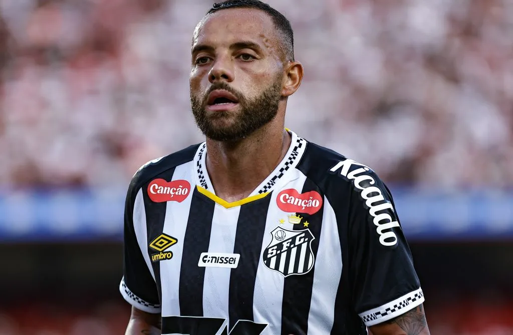 SP – SAO PAULO – 20/04/2025 – BRASILEIRO A 2025, SAO PAULO X SANTOS – Guilherme jogador do Santos durante partida contra o Sao Paulo no estadio Morumbi pelo campeonato Brasileiro A 2025.  Foto: Fabio Giannelli/AGIF