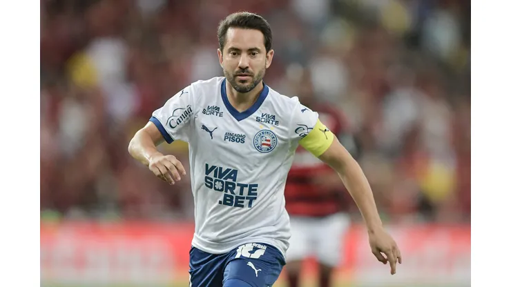 RJ - RIO DE JANEIRO - 10/05/2025 - BRASILEIRO A 2025, FLAMENGO X BAHIA - Everton Ribeiro jogador do Bahia durante partida contra o Flamengo no estadio Maracana pelo campeonato Brasileiro A 2025. Foto: Thiago Ribeiro/AGIF