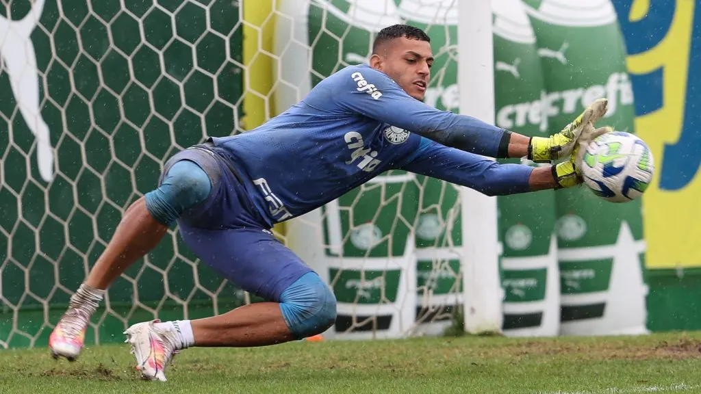 O goleiro Kaique, da SE Palmeiras, durante treinamento, na Academia de Futebol. (Foto: Cesar Greco/Palmeiras/by Canon)