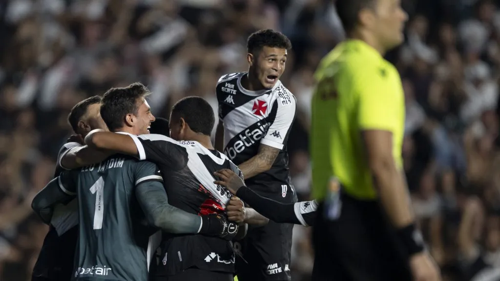 Jogadores do Vasco comemorando após a classificação na Copa do Brasil – Foto: Jorge Rodrigues/AGIF
