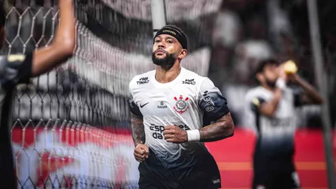 Memphis Depay jogador do Corinthians comemora seu gol durante partida contra o Mirassol no estádio Arena Corinthians pelo campeonato Paulista 2025. Foto: Leonardo Lima/AGIF