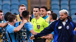 Matheus Candançan foi bastante criticado por Arnaldo Cezar Coelho ao anular gol de Kannemann em Grêmio x CSA - Foto: Maxi Franzoi/AGIF