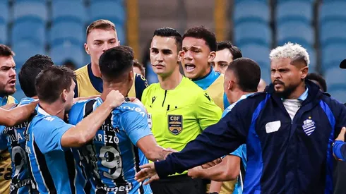 Matheus Candançan foi bastante criticado por Arnaldo Cezar Coelho ao anular gol de Kannemann em Grêmio x CSA - Foto: Maxi Franzoi/AGIF
