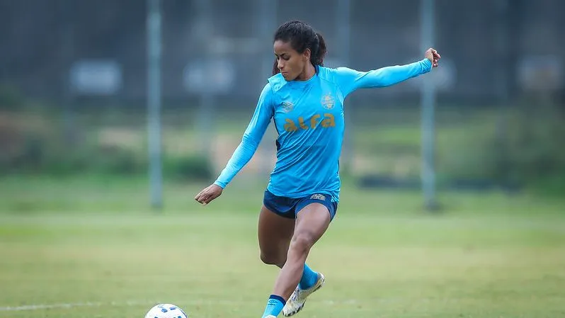 Jogadora do Grêmio em treinamento