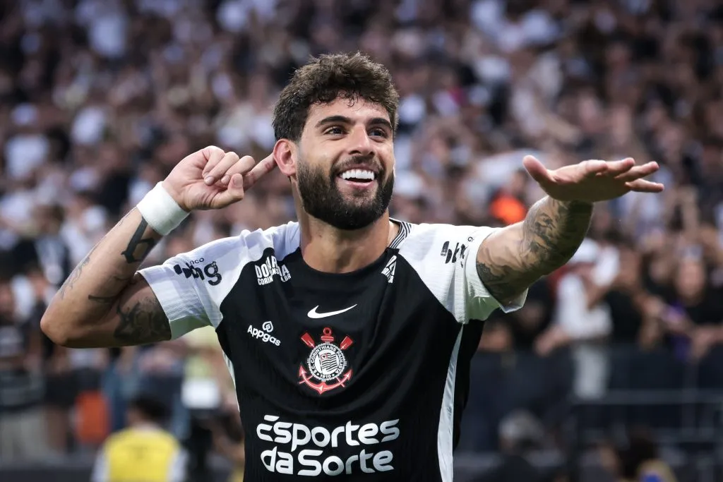 Yuri Alberto comemorando gol pelo Corinthians diante do Santos. Foto: Marcello Zambrana/AGIF