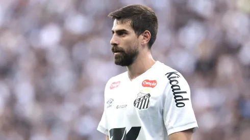 Luan Peres é um dos zagueiros do Santos. Foto: Marcello Zambrana/AGIF